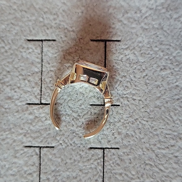 Elegant Adjustable Gold Ring - Picture 2 of 3